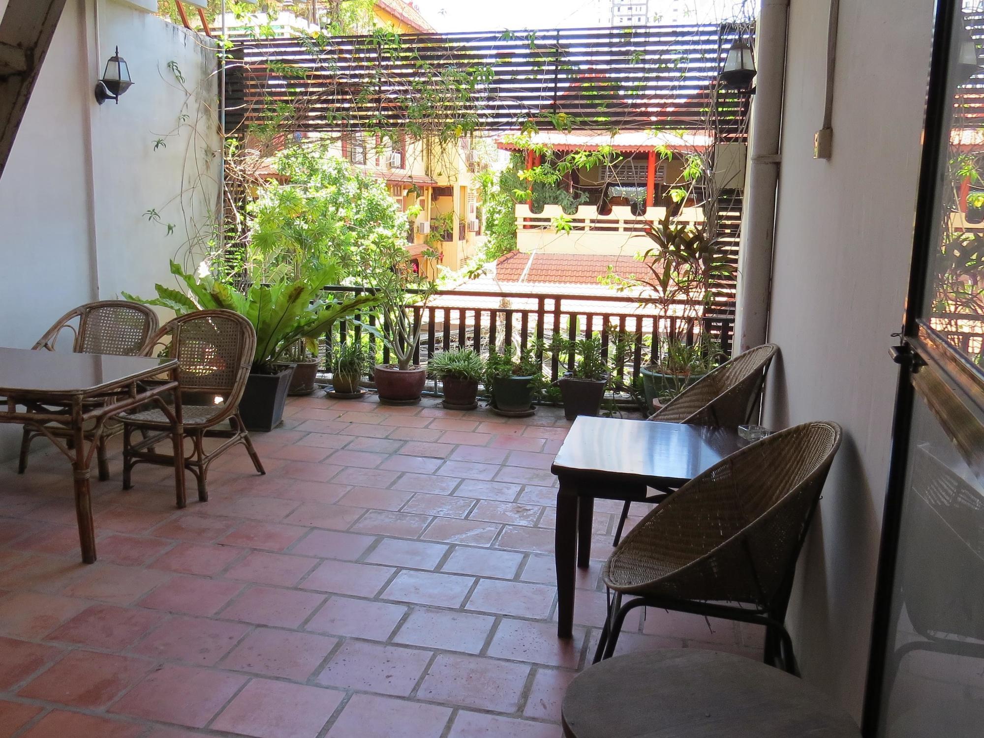 Goldie Guesthouse Phnom Penh Exterior photo