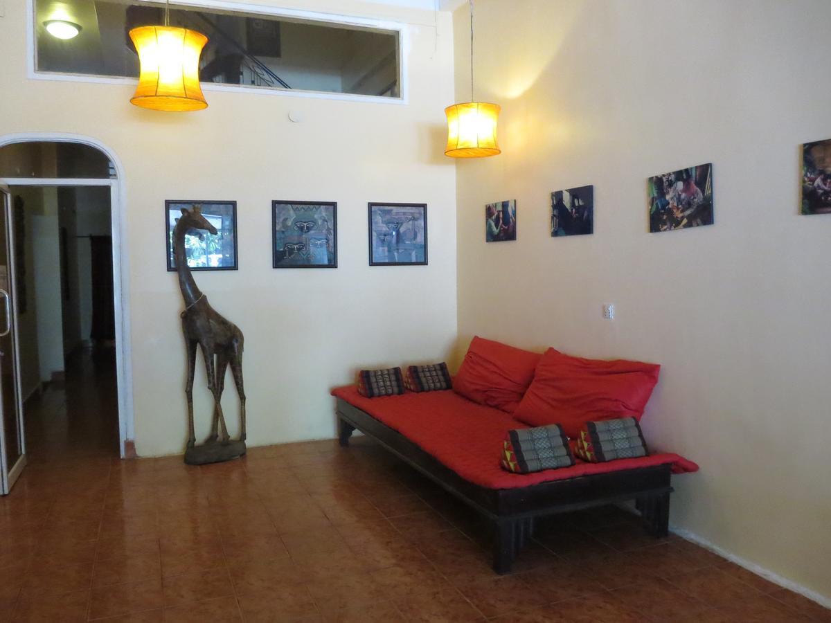 Goldie Guesthouse Phnom Penh Exterior photo