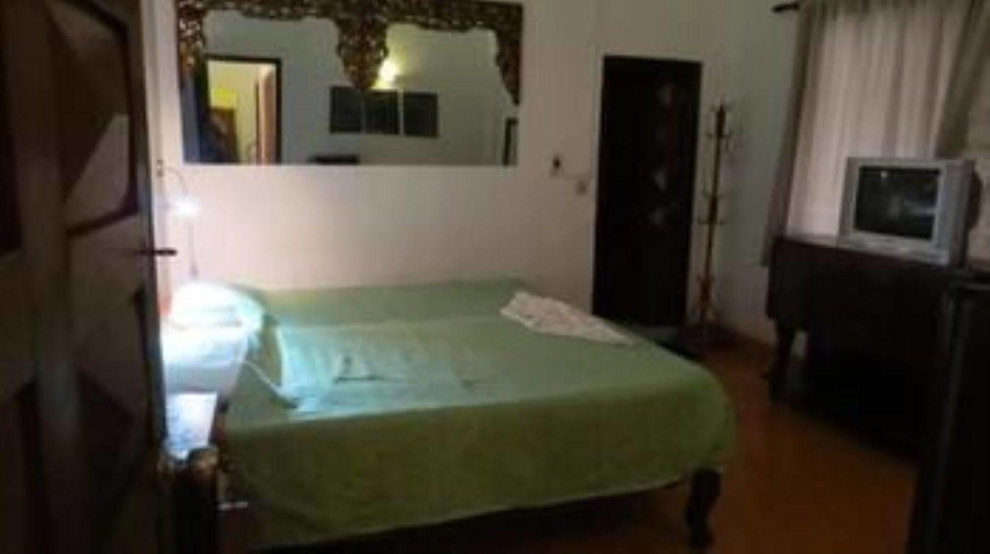 Goldie Guesthouse Phnom Penh Exterior photo