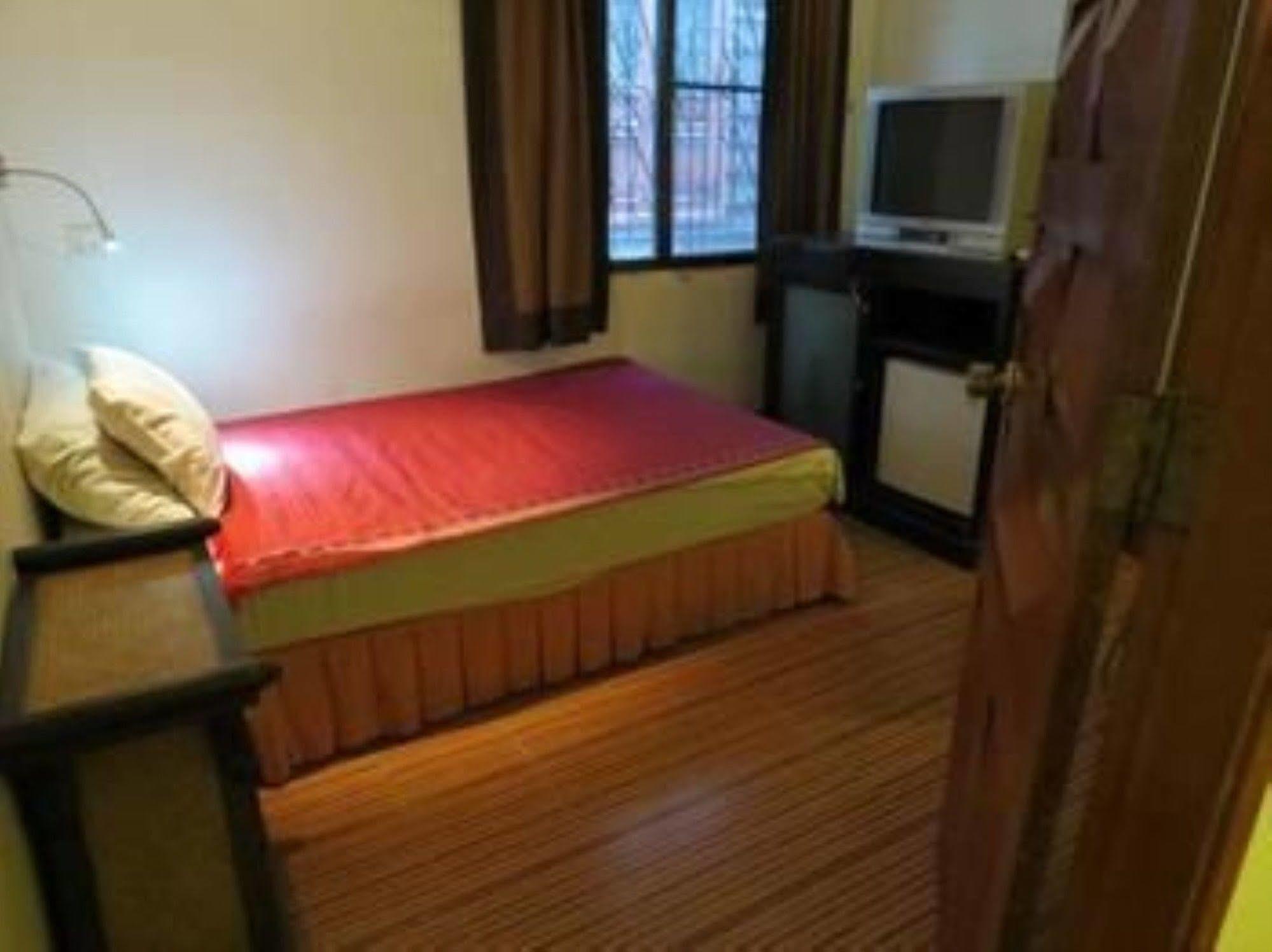 Goldie Guesthouse Phnom Penh Exterior photo